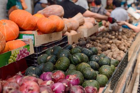 图胡萝卜和农业市场上沙拉蔬菜市场摊位在柜台上新鲜青椒以色列市场上